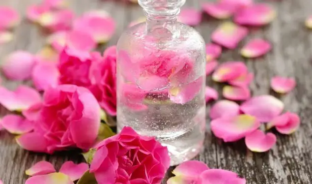 l'eau de rose contre l'acné