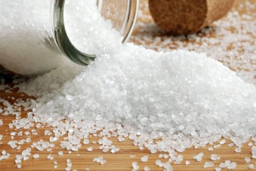 Bain de pied au gros sel : 3 Avantages, Recette et (Comment L'utiliser)